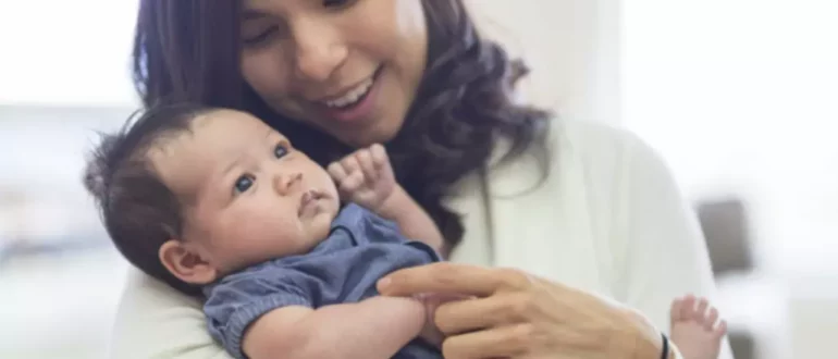 Cara bermain dengan bayi Anda yang baru lahir saat mereka bangun