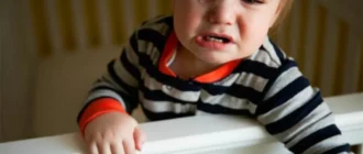 Por qué tu bebé o niño pequeño se despierta gritando por la noche