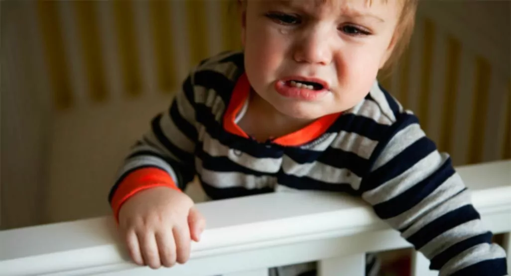 Hvorfor din baby eller dit lille barn vågner ved at skrige om natten